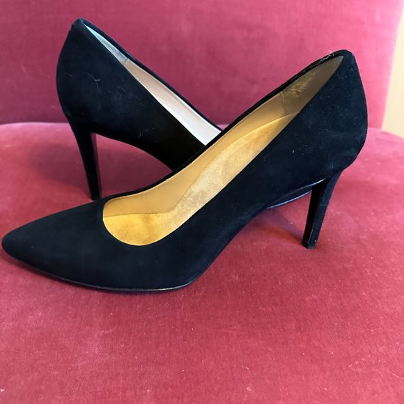 Elegant Black Suede Heels - Picture 7 of 9